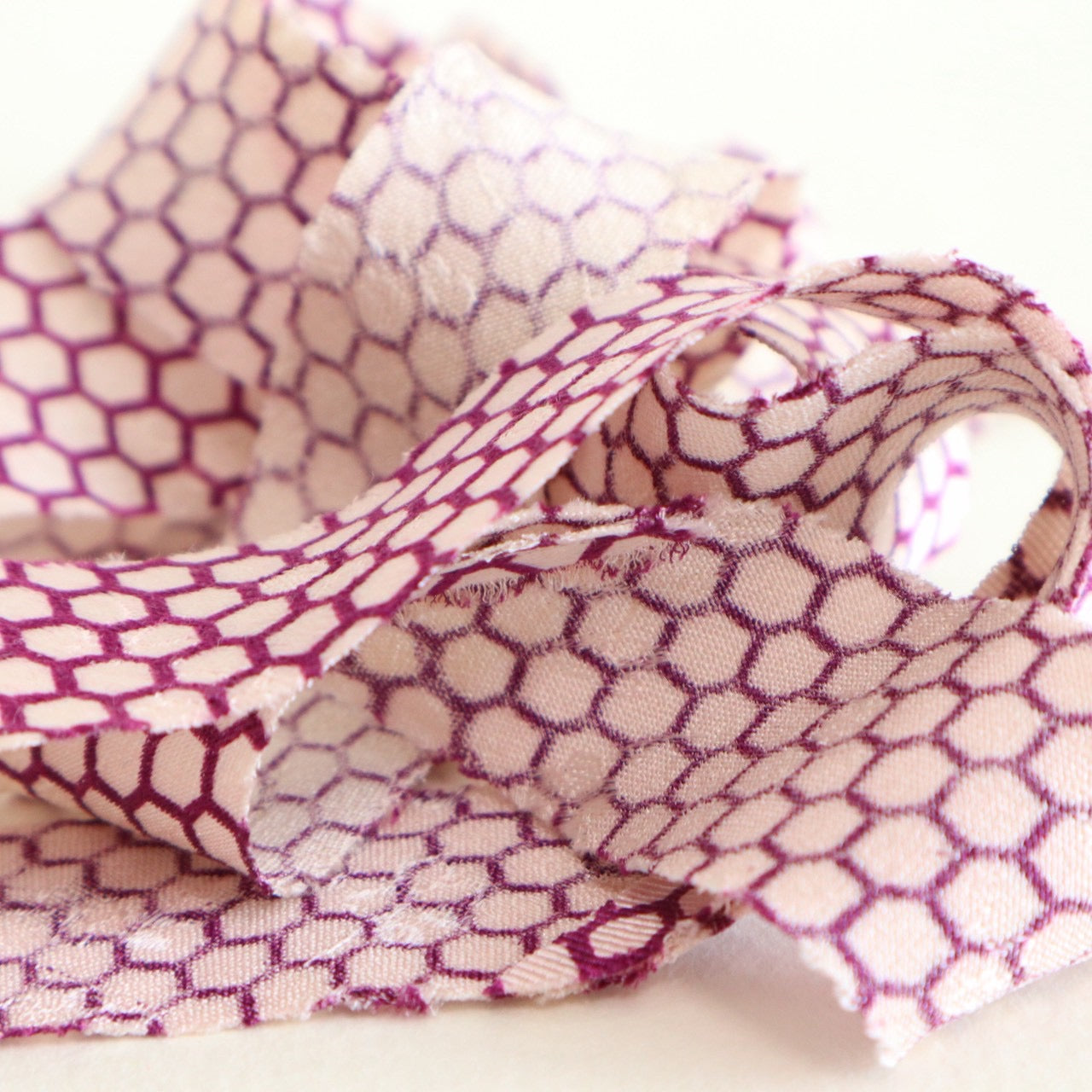 白に紫の亀甲繋ぎ・縮緬(Y02512001）