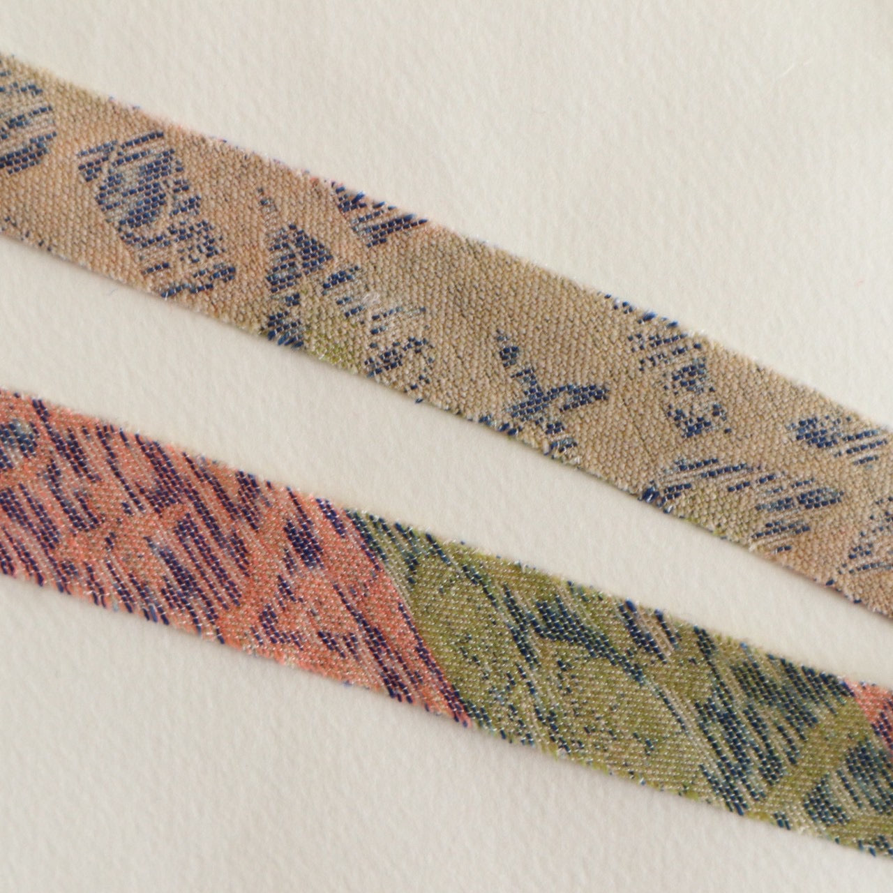 ベージュに紺とピンクの抽象柄・ウール(Y02601005）