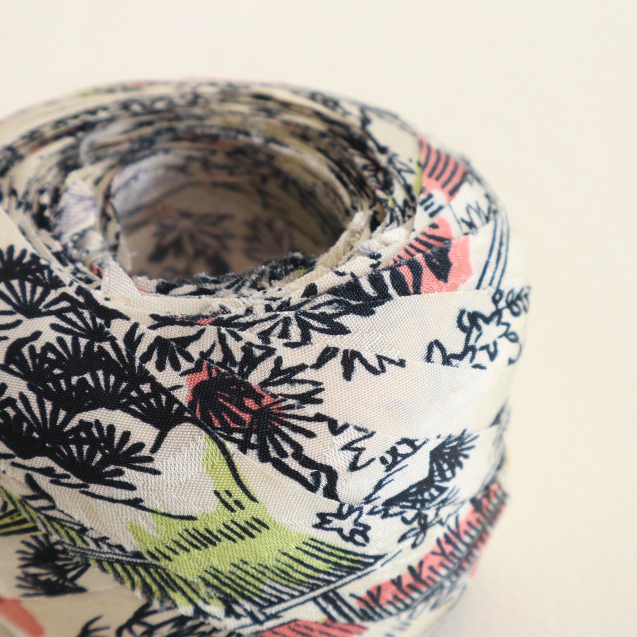 白地に屋敷に花柄(Y02512003）