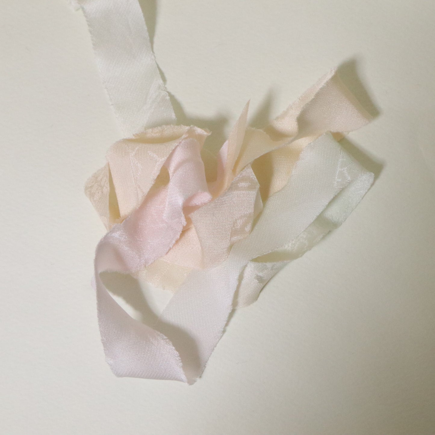 White and pink nagajuban (long undergarment) made of pure silk (Y02511004)