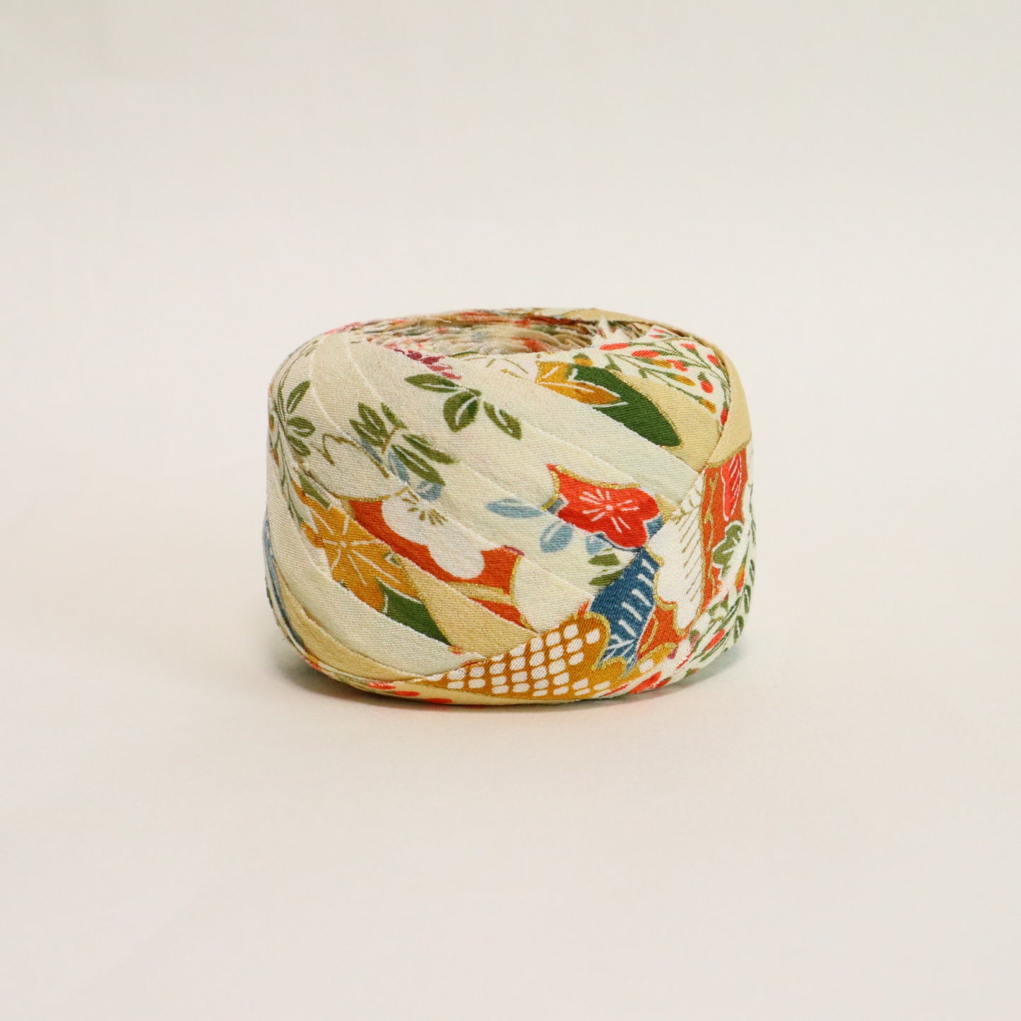 卵色に色とりどりの草花模様・縮緬(Y02605001）