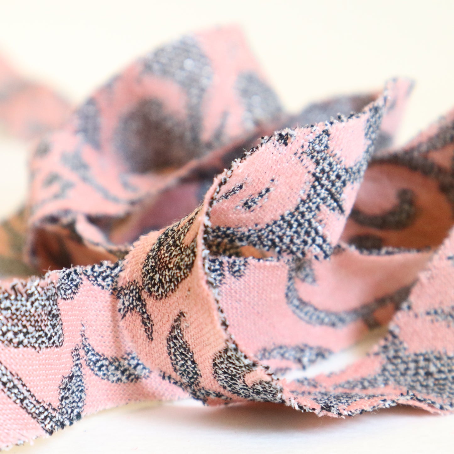 ピンクに灰色の花唐草柄・交織（Y02509004）