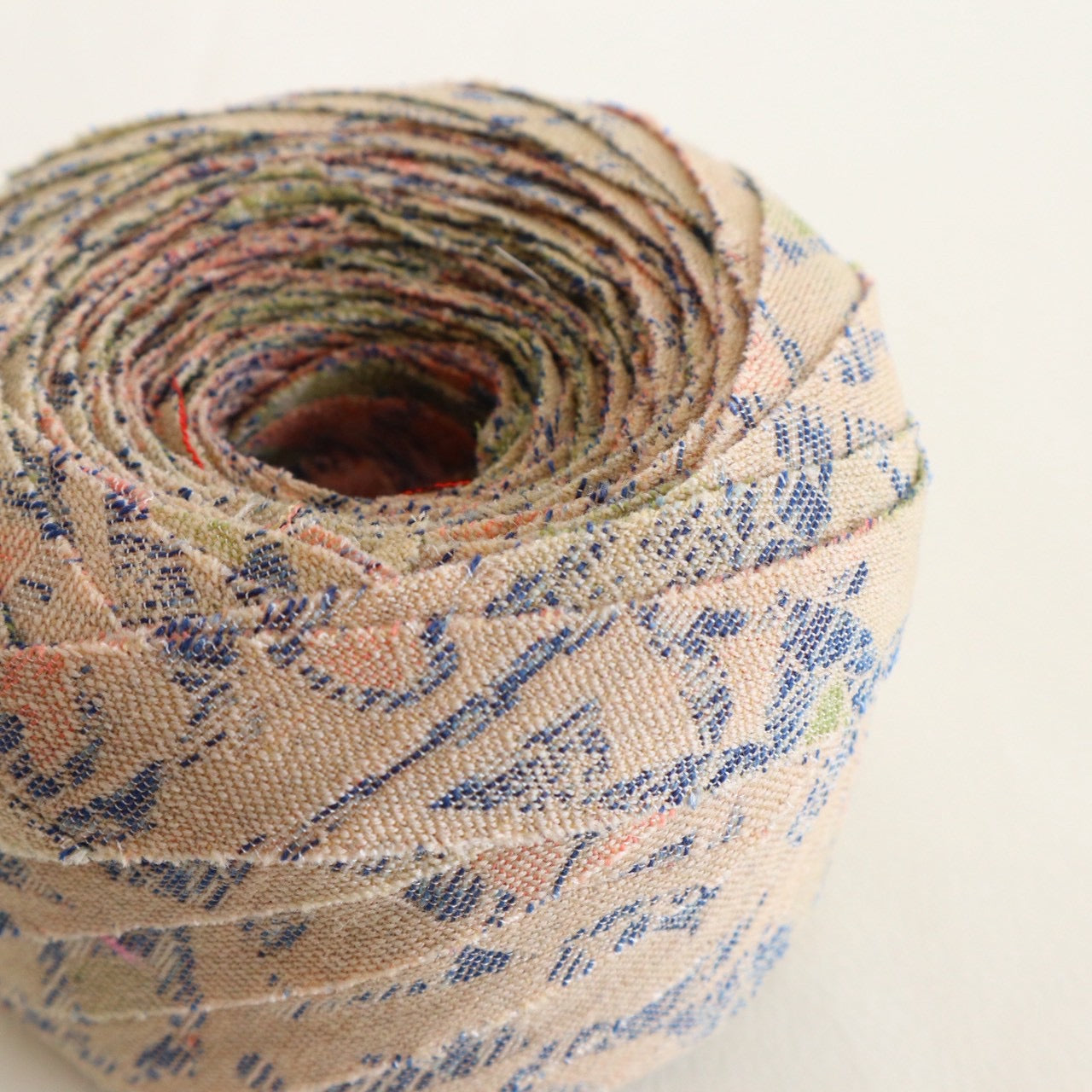 ベージュに紺とピンクの抽象柄・ウール(Y02601005）