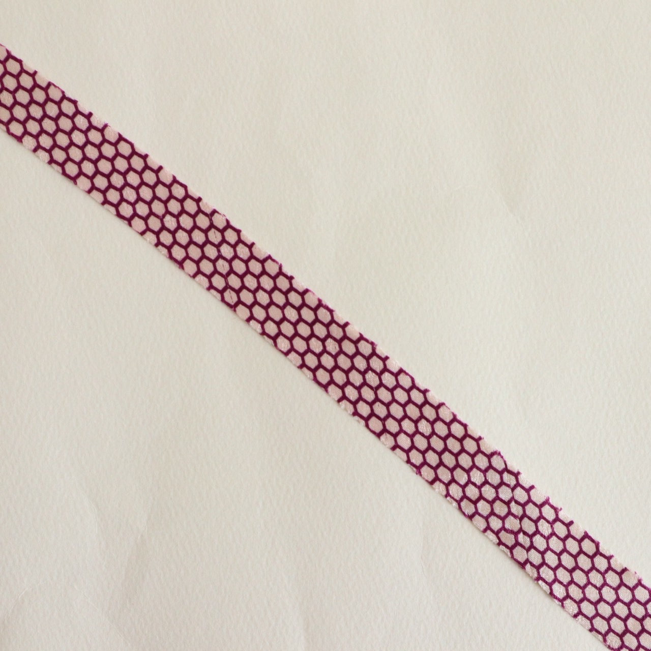 白に紫の亀甲繋ぎ・縮緬(Y02512001）