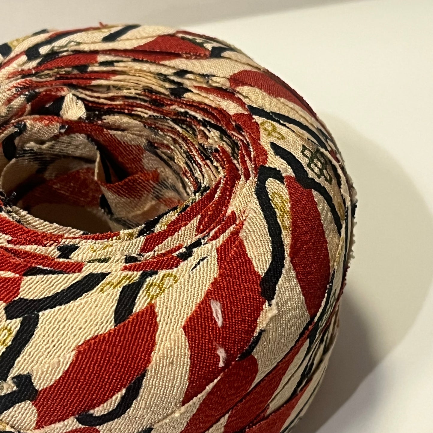 卵色に赤と黒の網目柄・縮緬(Y02508003）