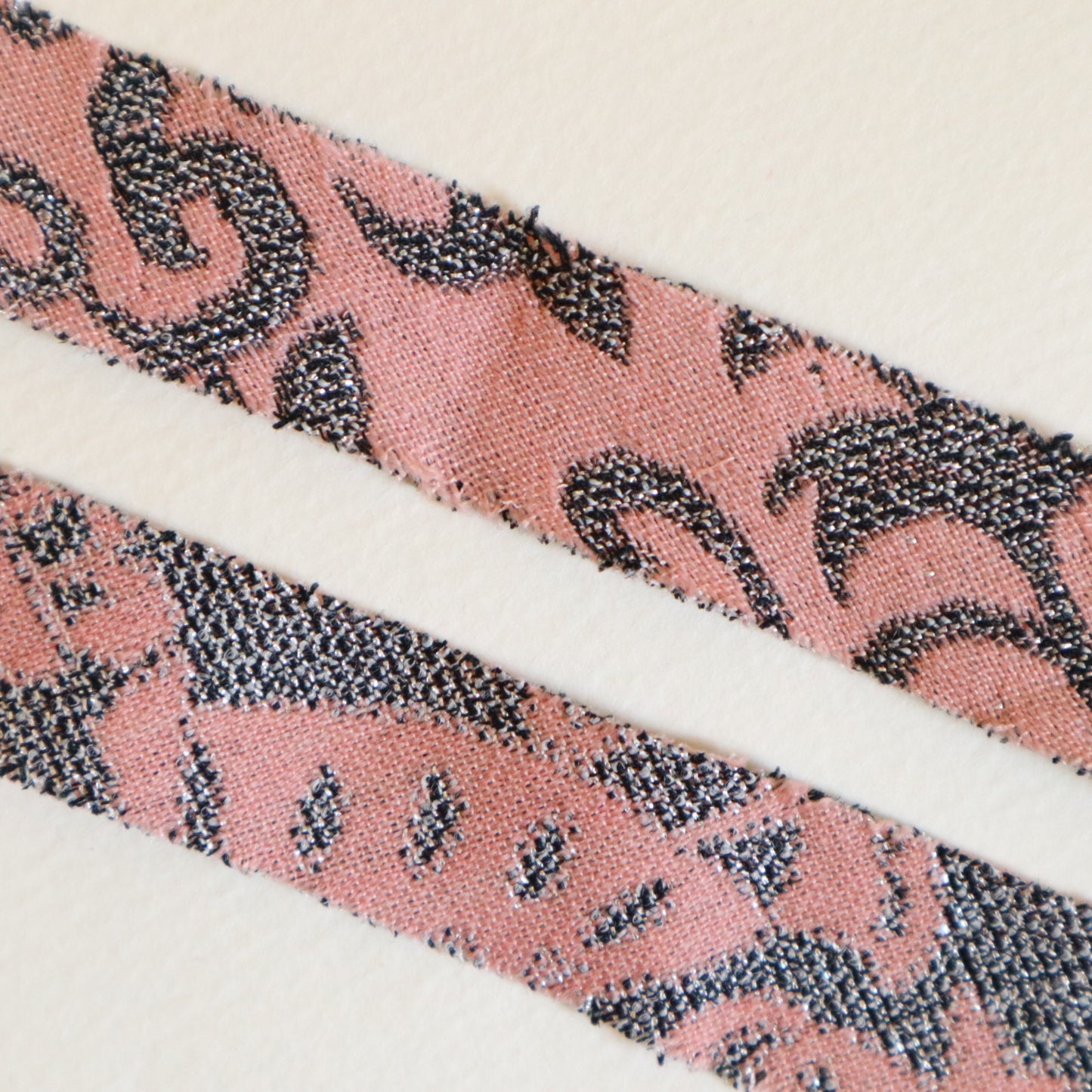 ピンクに灰色の花唐草柄・交織（Y02509004）