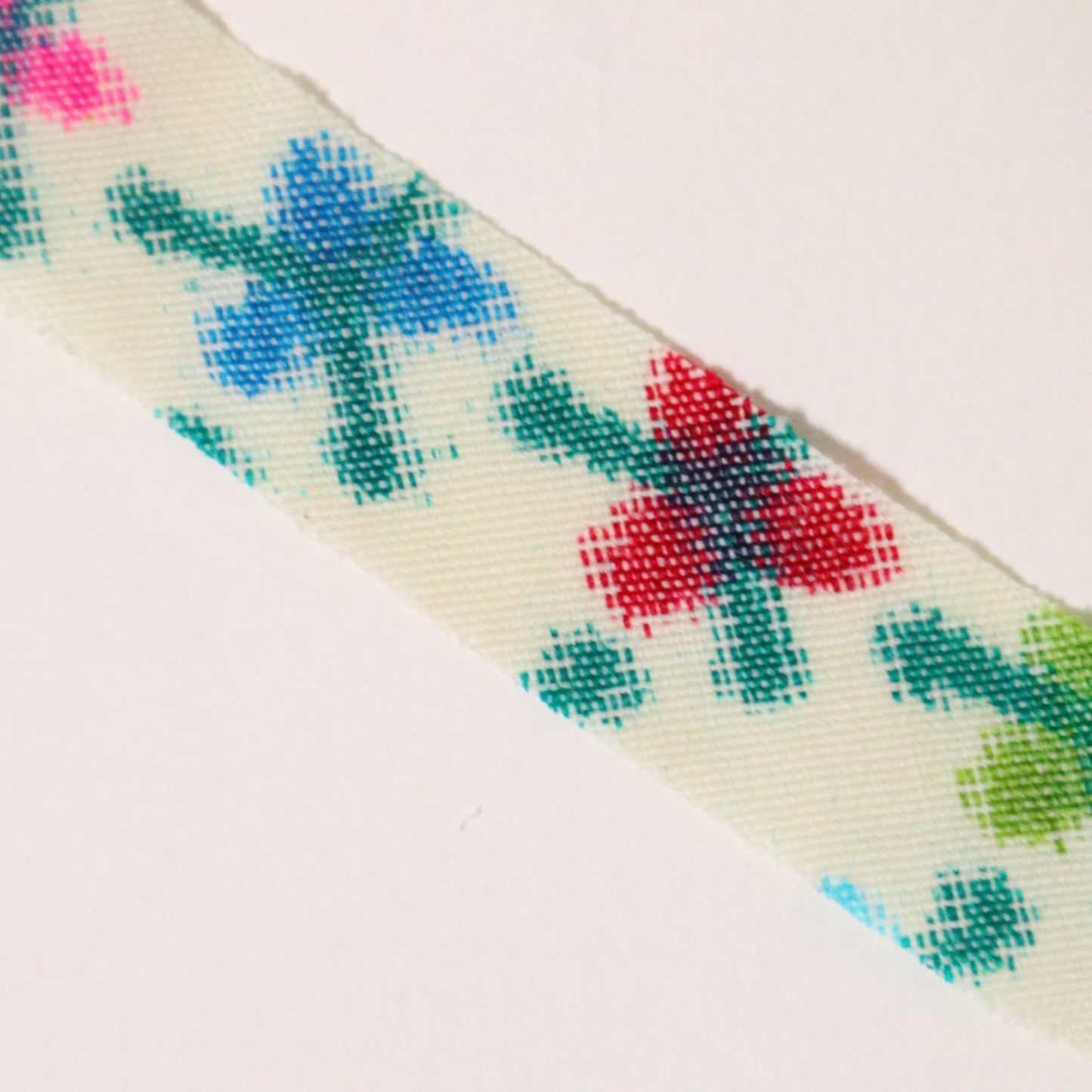 白地にカラフルな抽象柄・ウール(Y02601010）