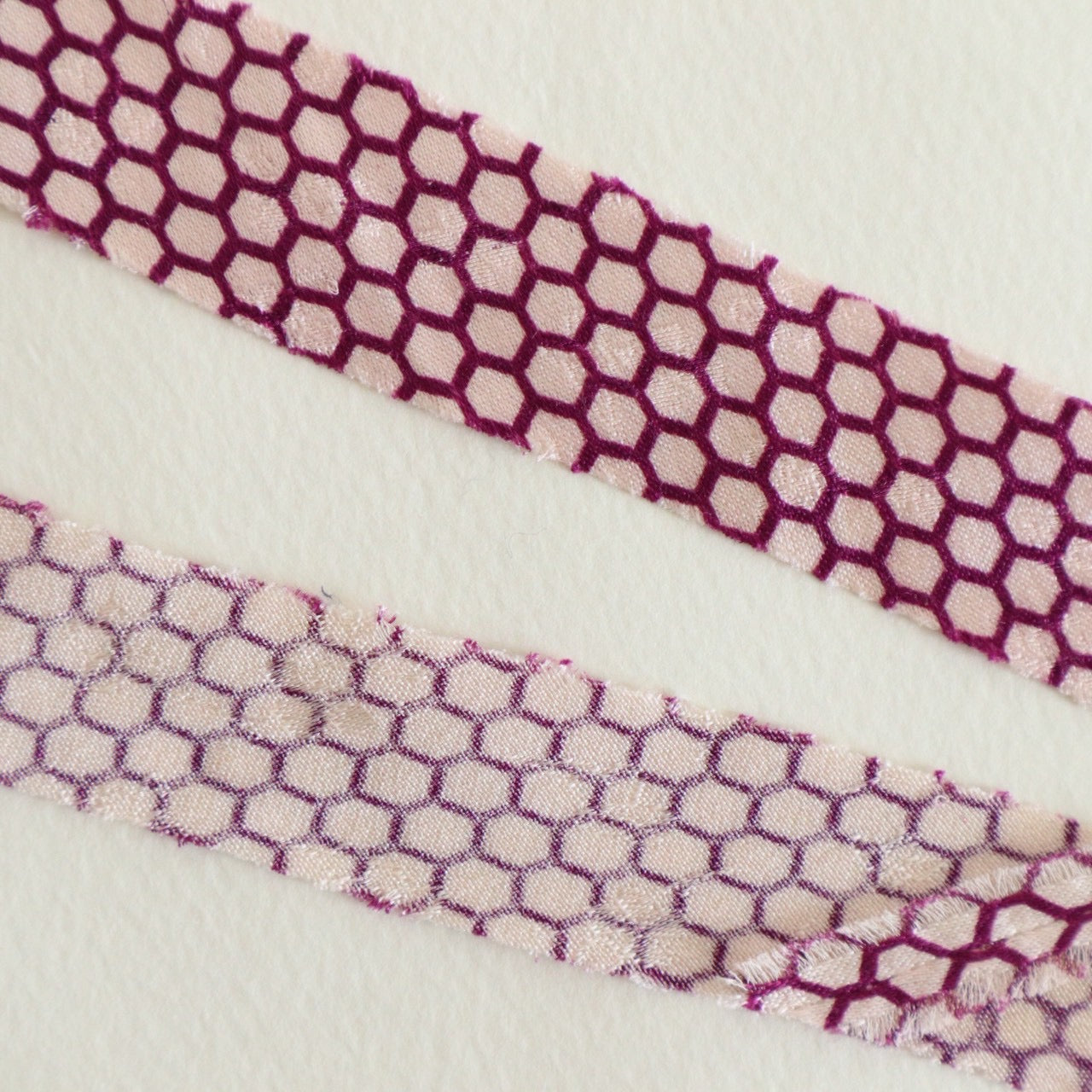 白に紫の亀甲繋ぎ・縮緬(Y02512001）