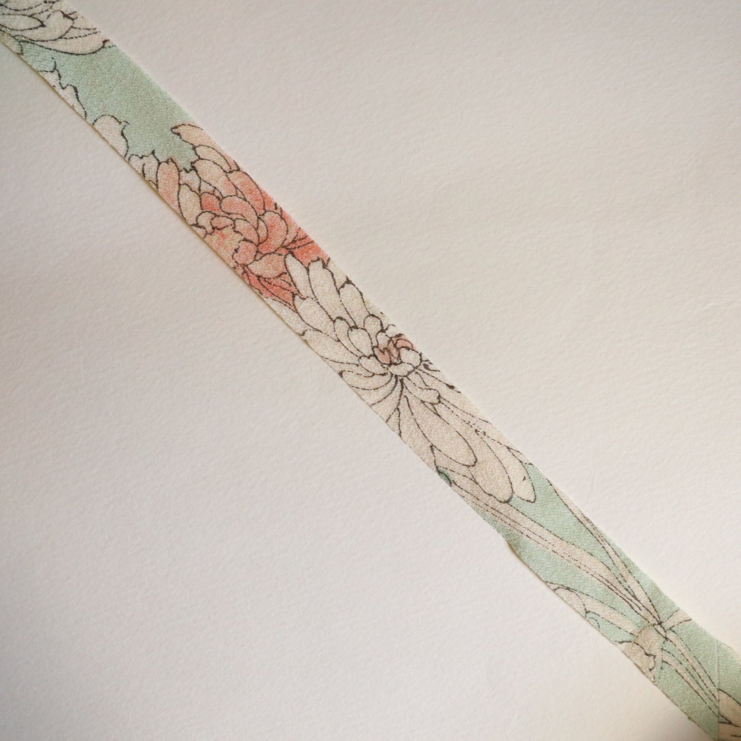 薄い水色にピンク・青・白の花柄・縮緬（Y02509002）