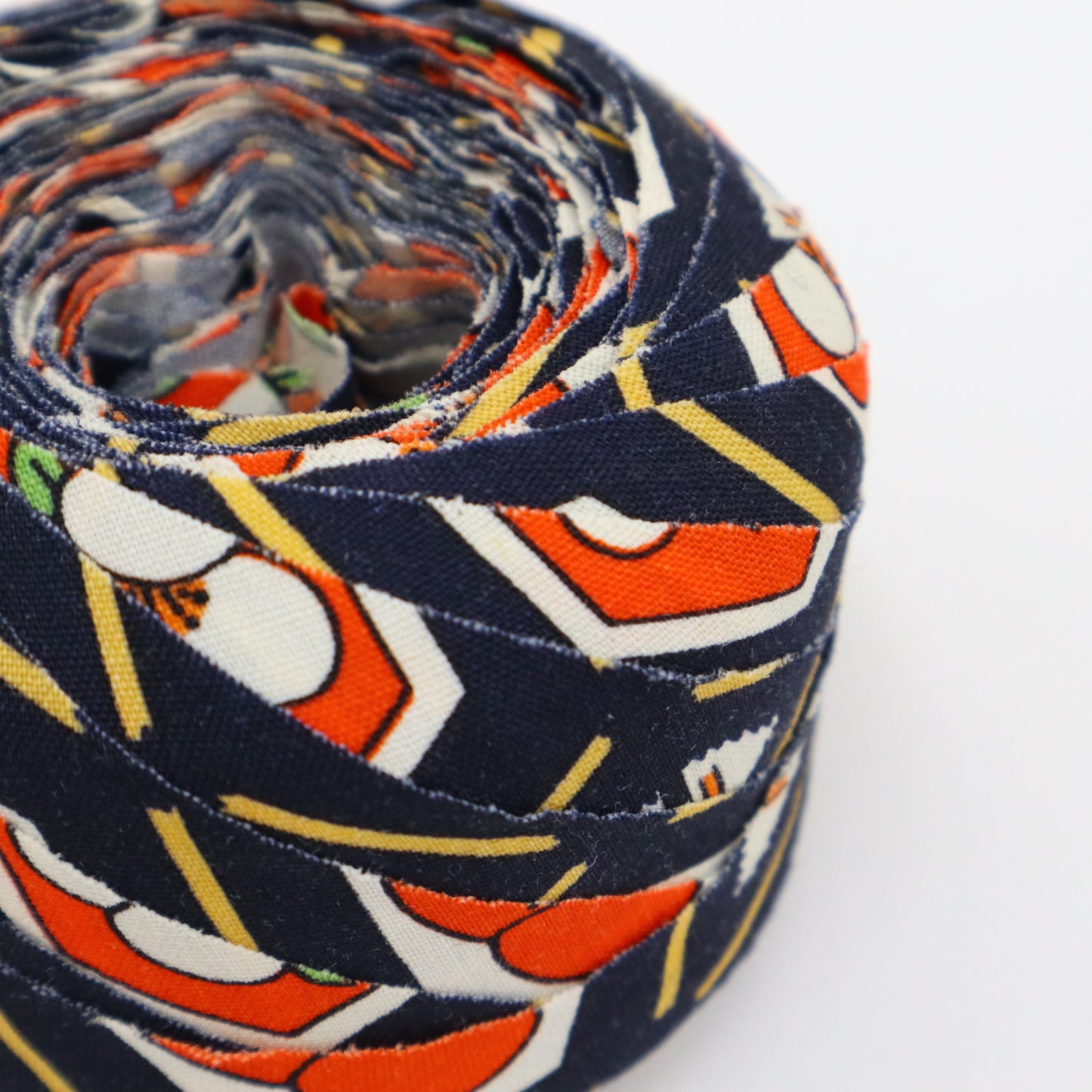 Dark navy with white and orange camellia pattern wool (muslin) (Y02312038)