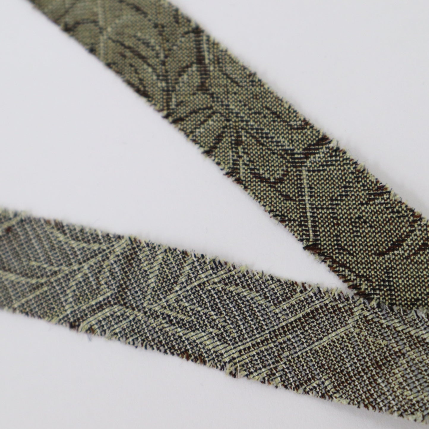 Greenish light brown with brown leaf pattern, wool (Y02404028)