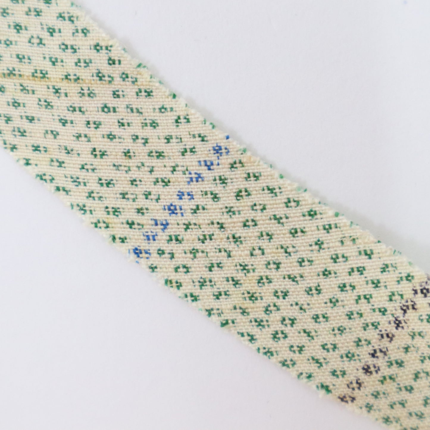 Blue and green ikat pattern on off-white tsumugi (Y02403016)