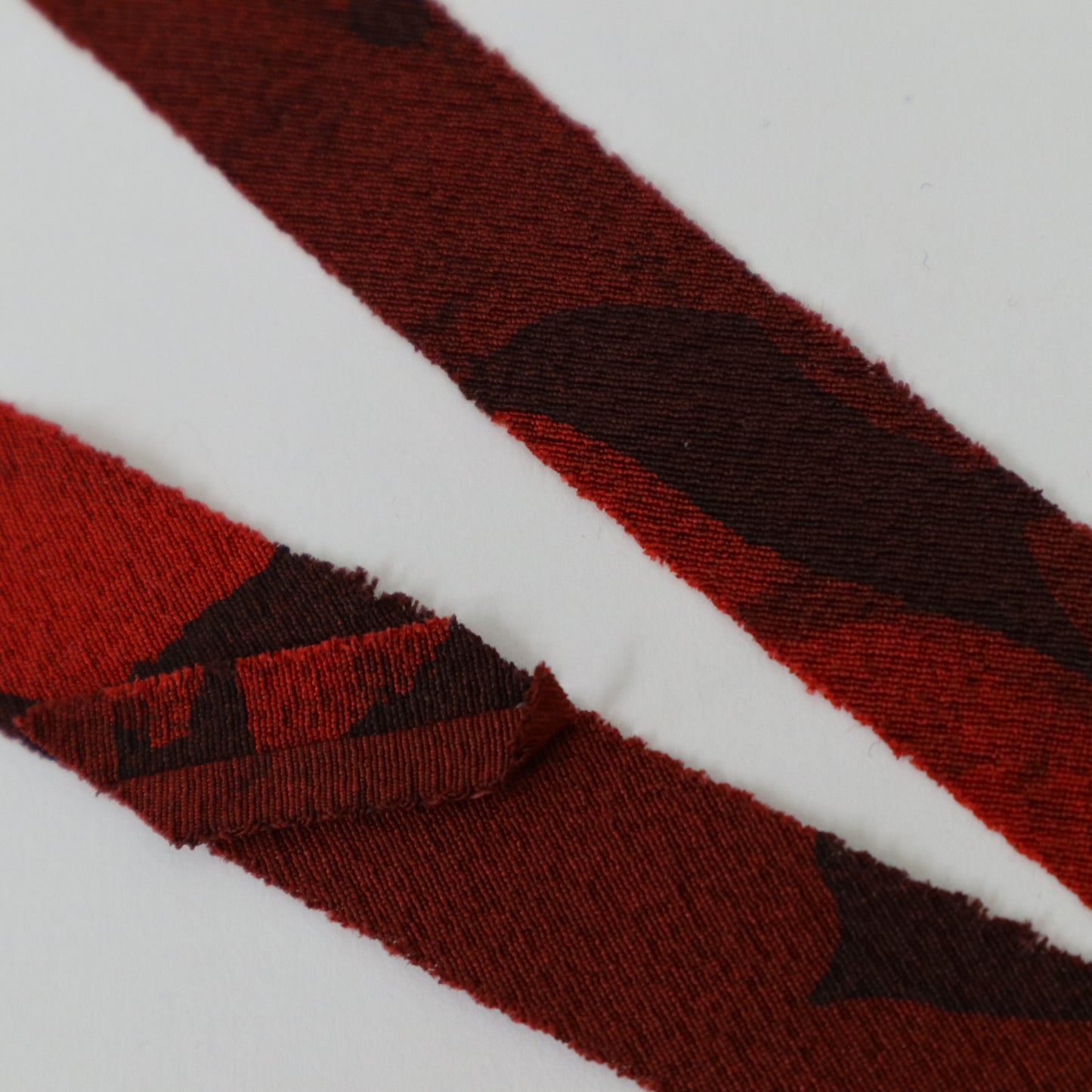 Ink and red abstract pattern, crepe (Y02403010)