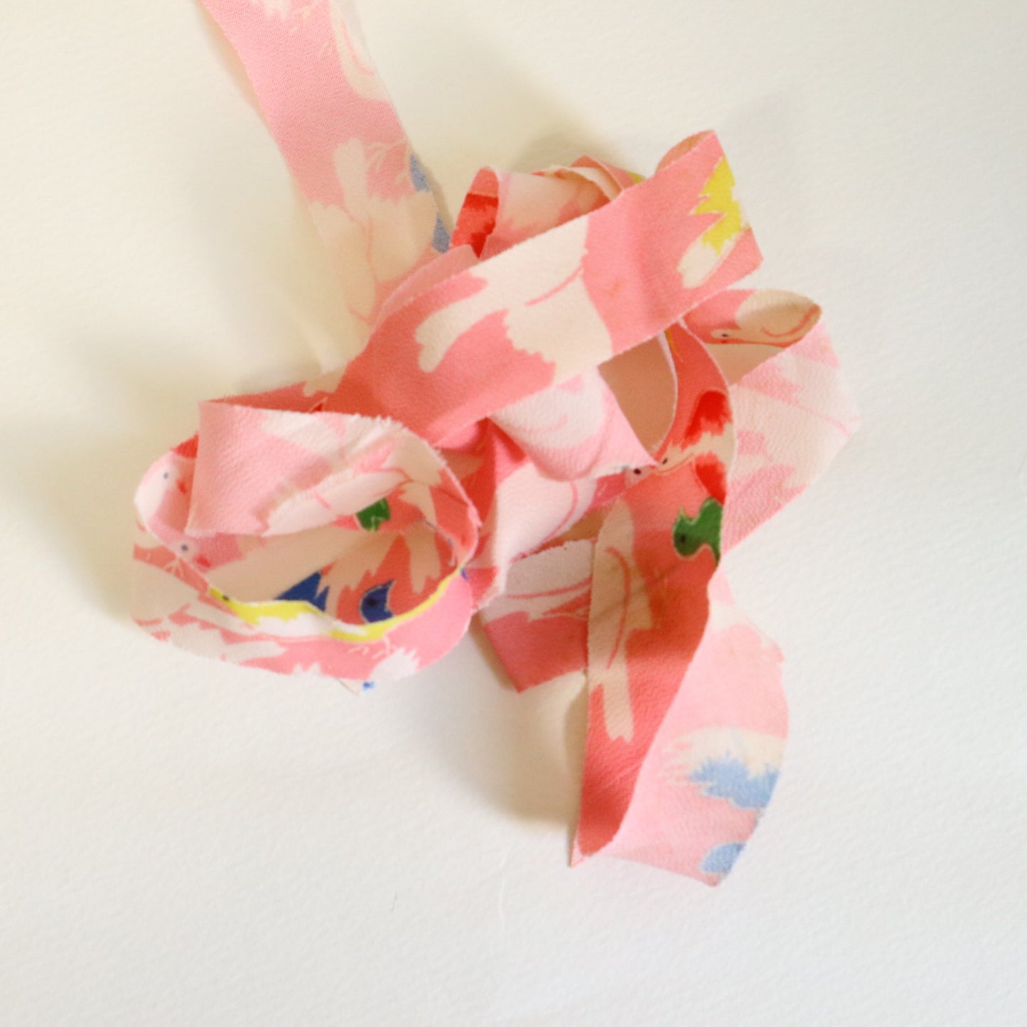 Pink children's kimono with colorful bird pattern (Y02507002)