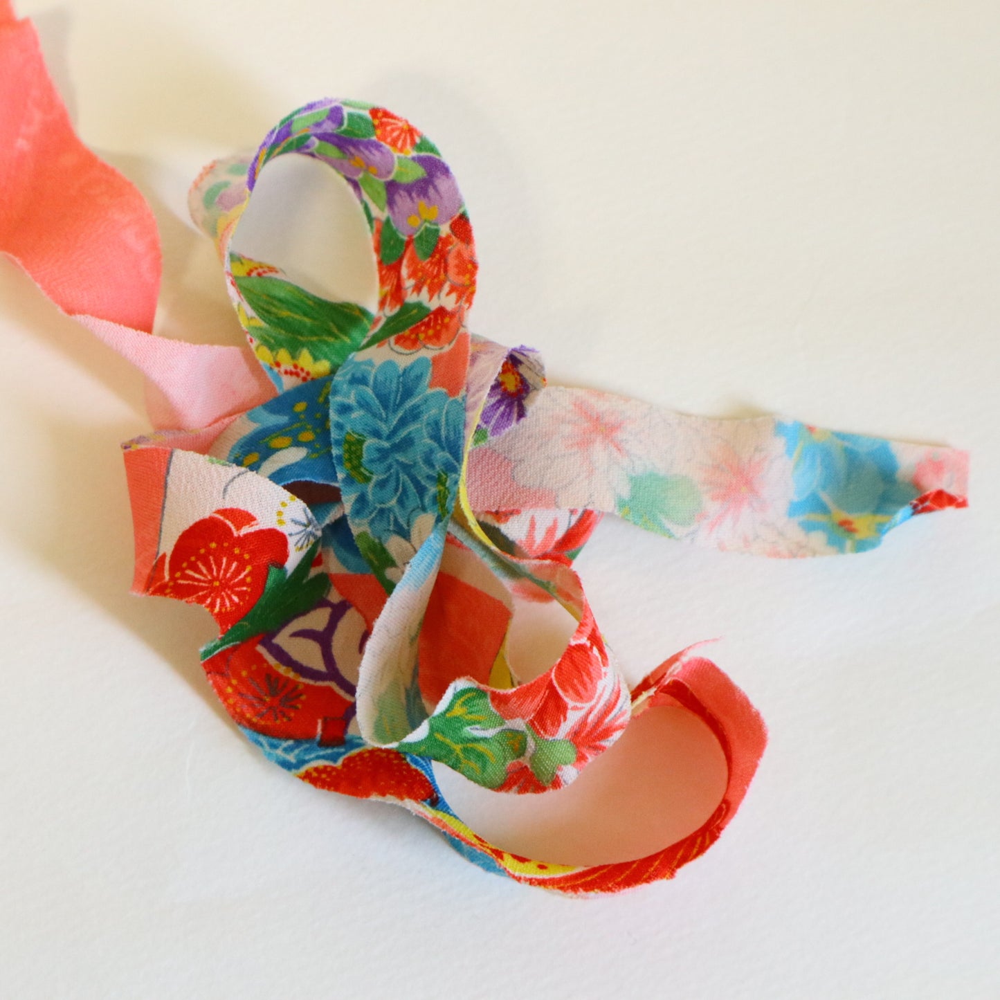Pink children's kimono with colorful floral pattern (Y02507005)