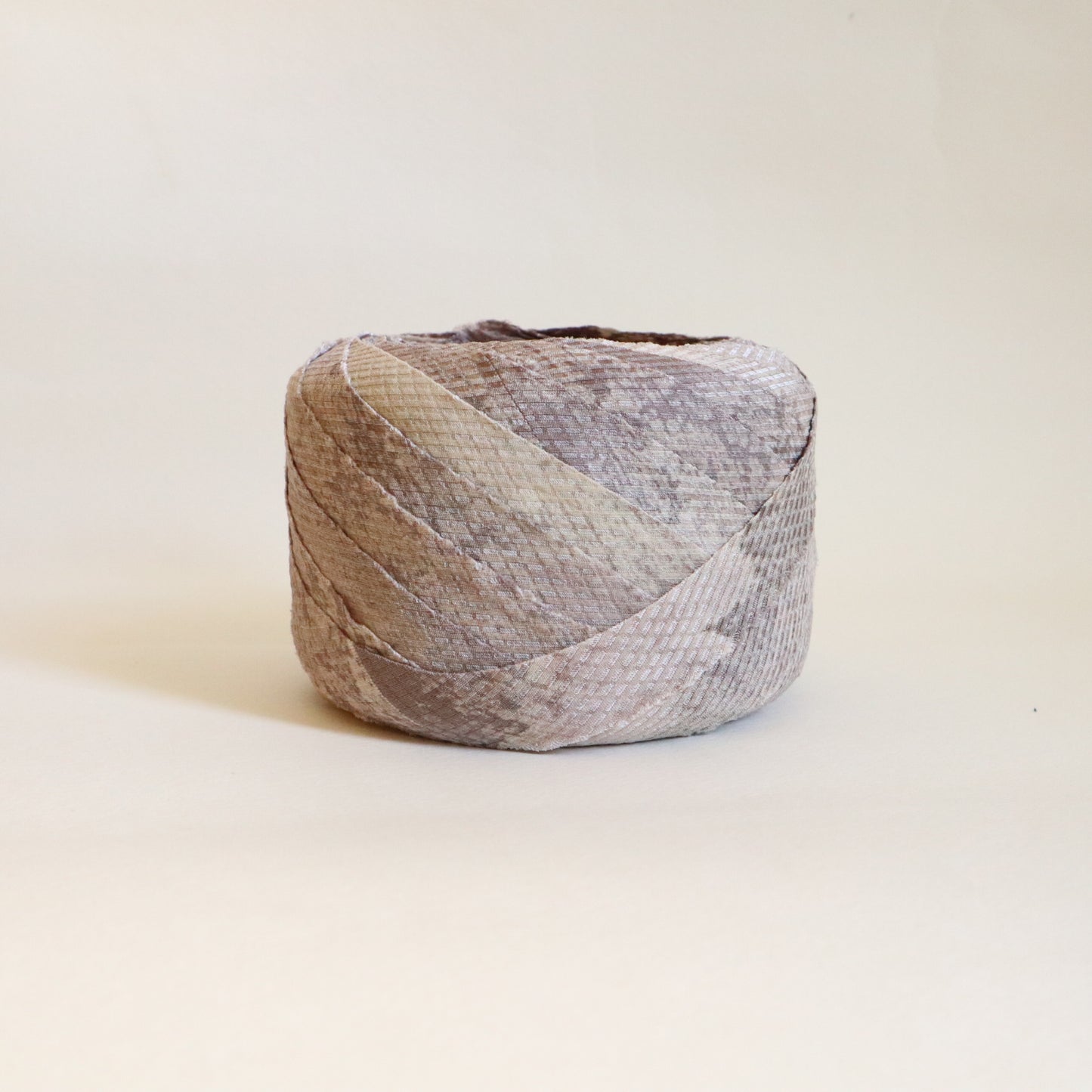 光沢のある灰色と灰藤色の斑柄・交織（Y02509001）