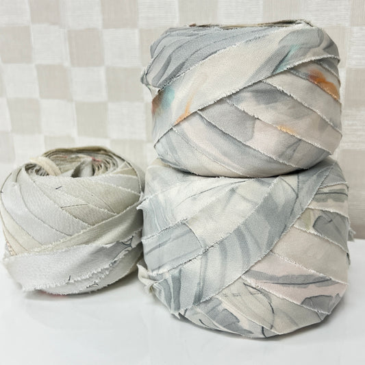 Frill bag yarn set (white to light gray)